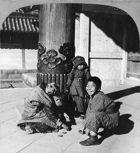 Children playing at the entrance to the temple, Nagoya, Japan