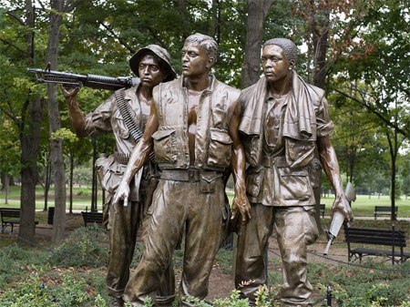 Vietnam memorial soldiers